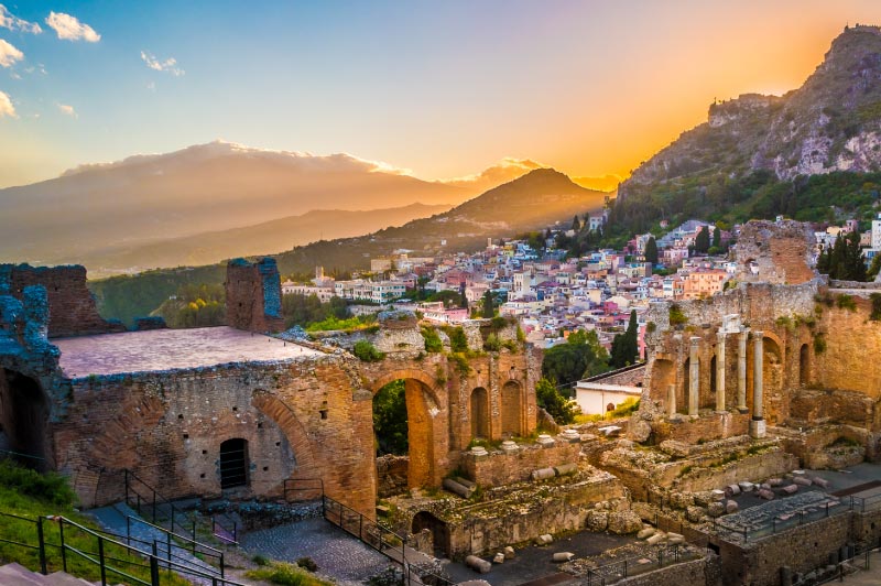 Teatro Antico di Taormina e l'Etna al tramonto